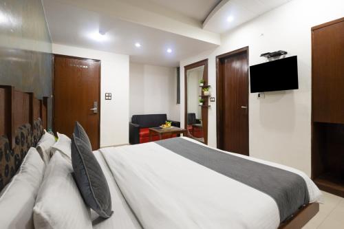 Televisyen dan/atau pusat hiburan di Hotel Shivdev International 2 Min Walk From New Delhi Railway Station