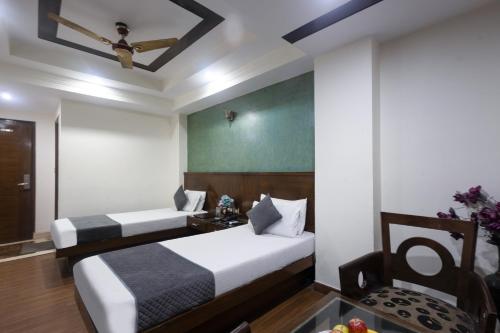 Katil atau katil-katil dalam bilik di Hotel Shivdev International 2 Min Walk From New Delhi Railway Station