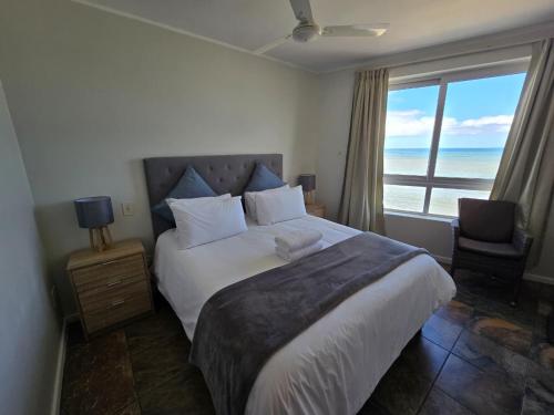 Postel nebo postele na pokoji v ubytování False Bay Inn