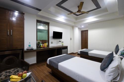 Katil atau katil-katil dalam bilik di Hotel Shivdev International 2 Min Walk From New Delhi Railway Station
