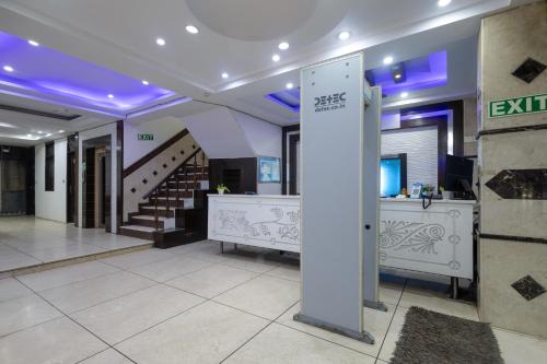 Lobi atau kawasan kaunter penerimaan di Hotel Shivdev International 2 Min Walk From New Delhi Railway Station