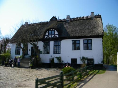 a large white house with a thatched roof at Haus In Zimmert Mit Terrasse, Grill Und Garten in Rieseby