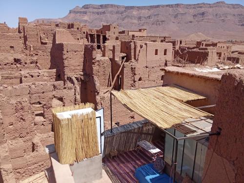 a view of a village in the desert at Maison d'hôtes tilleli in Tamnougalt