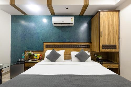 Katil atau katil-katil dalam bilik di Hotel Shivdev International 2 Min Walk From New Delhi Railway Station