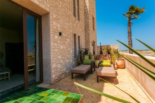 Zayyna hôtel de charme Essaouiraにあるバルコニーまたはテラス