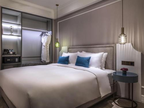 Postel nebo postele na pokoji v ubytování Mercure Hangzhou Xixi Wetland