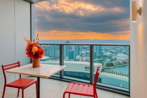 2Bedroom Gleaming Riverfront - City view Free Carpark