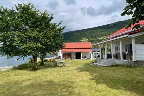 een huis met een picknicktafel en een boom bij House with oceanview in Stryn