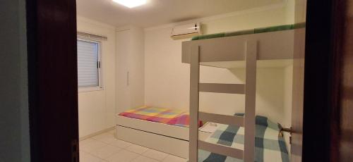Μία ή περισσότερες κουκέτες σε δωμάτιο στο Casa em Condomínio com Piscina e Lago em UBATUBA