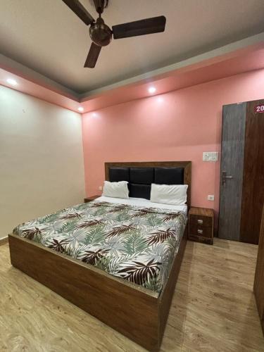 a bedroom with a bed and a ceiling fan at Hotel Paradise - Near 1 Min Walk in Nizamuddin Railway Station in New Delhi