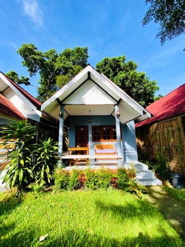a small house with a red roof at THARA PHLU BUNGALOWS Koh Chang in Ko Chang