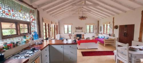 eine Küche mit einem Herd und ein Wohnzimmer in der Unterkunft The Soap House - Entire Bush cottage in Nairobi