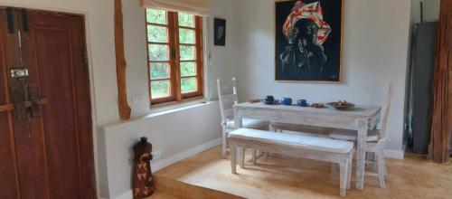 Zimmer mit einem Tisch, einem Stuhl und einem Fenster in der Unterkunft The Soap House - Entire Bush cottage in Nairobi