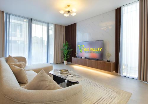 TV o dispositivi per l'intrattenimento presso Silk Valley - 4B near Al Hamriyah | Private Pool