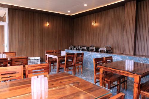 En restaurant eller et andet spisested på The Hoften Snowia Luxury Stay, Mukteshwar - Near Bhalugarh Waterfall