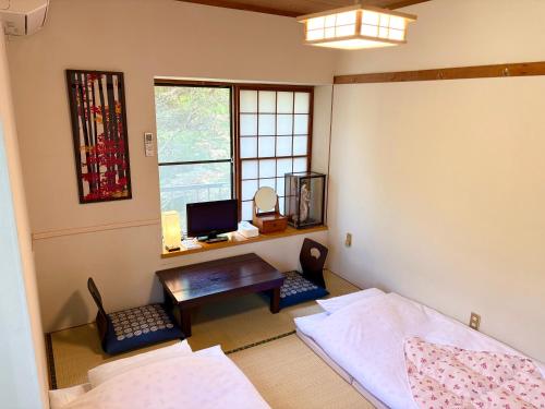 富士箱根ゲストハウスにあるテレビまたはエンターテインメントセンター
