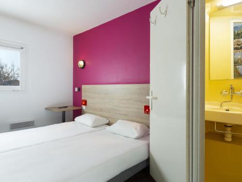 a bedroom with two beds and a sink at hôtel F1 Strasbourg Sud La Vigie in Ostwald