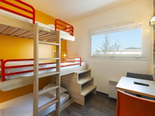 a small room with bunk beds and a desk at hôtel F1 Strasbourg Sud La Vigie in Ostwald