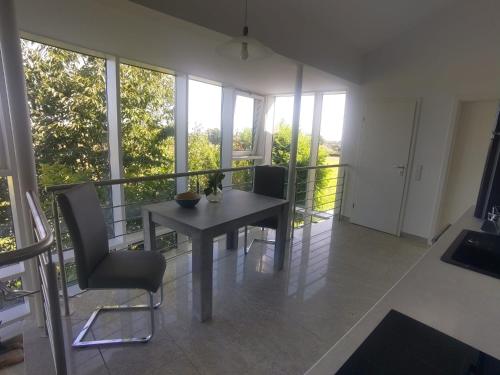 Un comedor con mesa y sillas en un balcón. en Alleeblick, en Fürth