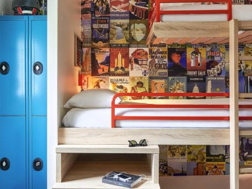 Una cama o camas en una habitación de HOTEL F1 Lyon Genay Massieux
