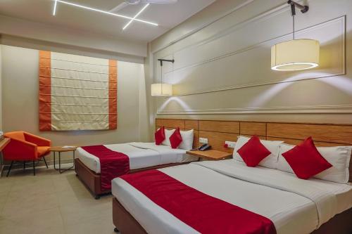 Letto o letti in una camera di Max Hotels Prayagraj