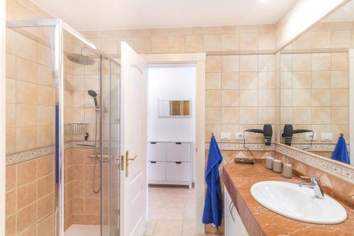 a bathroom with a sink and a shower at Ocean Pearl Loma Verde in Patalavaca