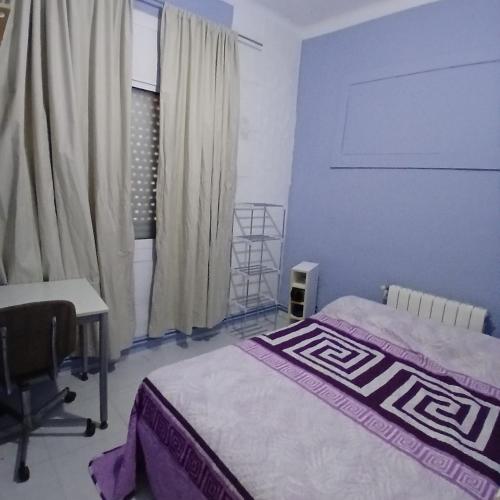 Habitación azul con cama doble disponible en Barcelona