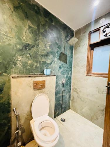 a bathroom with a toilet and a shower at Hotel Paradise - Near 1 Min Walk in Nizamuddin Railway Station in New Delhi