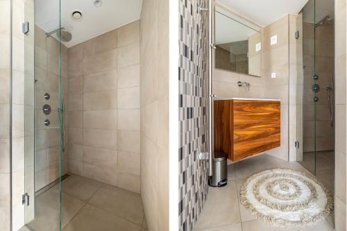 y baño con ducha y cabina de ducha acristalada. en BizStay Toren van Oud, en La Haya