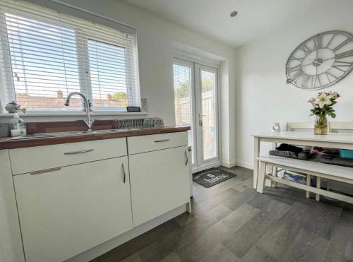 Dapur atau dapur kecil di Spacious 3-Storey Home from Home in Hetton le Hole