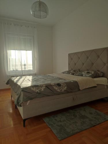 Ένα ή περισσότερα κρεβάτια σε δωμάτιο στο Apartman 50