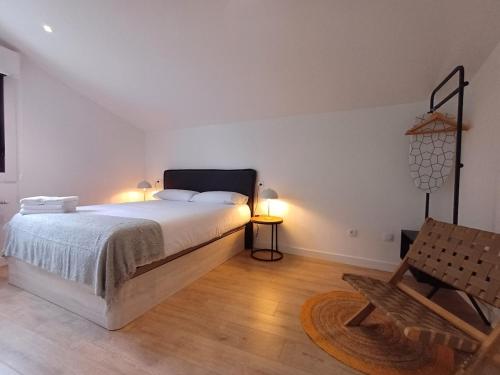 オウレンセにあるM2 Disfruta de Ourense en esta acogedora casaのベッドルーム1室(大型ベッド1台付)
