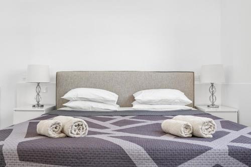 ペイヤにあるPeyia Central, Modern & Cozy Nestの大きなベッドと枕のある寝室