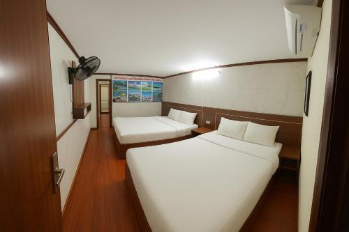 Ένα ή περισσότερα κρεβάτια σε δωμάτιο στο TUAN Central Hotel