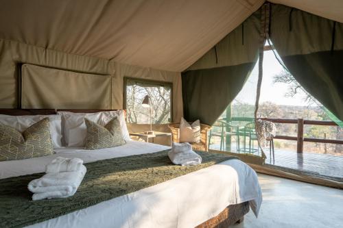 Una cama o camas en una habitación de Sausage Tree Safari Camp