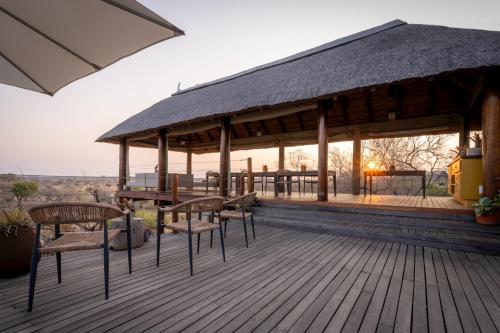 Un balcón o terraza en Sausage Tree Safari Camp
