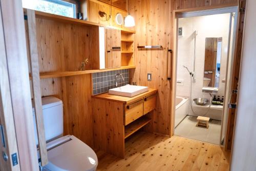Un baño con inodoro, lavabo y ducha. en Lotus Retreat ロータスリトリート 高知空港から車で35分 山のふもとの一棟貸しコテージ, en Kami