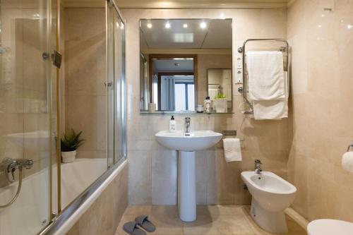 Un baño con lavabo, ducha e inodoro. en Lets Holidays Apartment Sea Views in Barcelona, en Barcelona