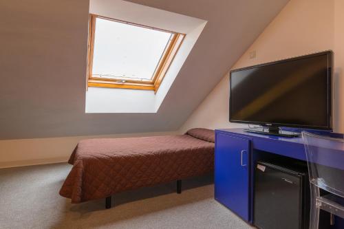 Televízia a/alebo spoločenská miestnosť v ubytovaní Hostal Albany