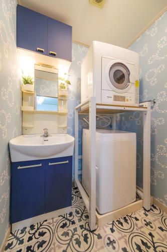 a small bathroom with a sink and a microwave at TDR車9分 3BR 5Bed 夢の続きを楽しめる宿 -TAMU-LAND Kasai- in Tokyo