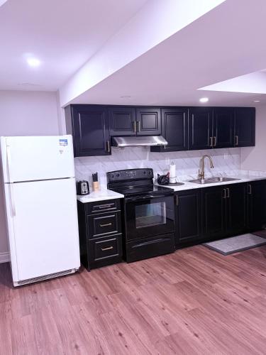 Η κουζίνα ή μικρή κουζίνα στο Spacious basement