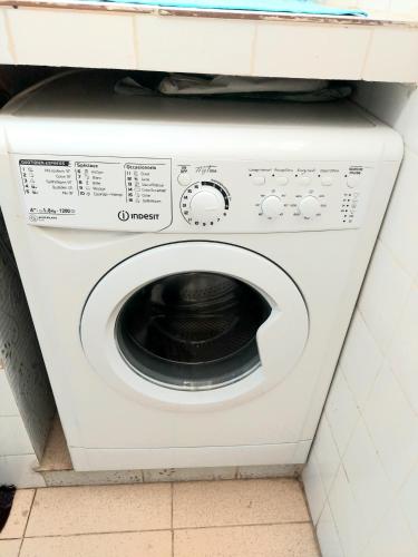 una lavatrice bianca seduta in bagno di Apt -centre-ville a Nador