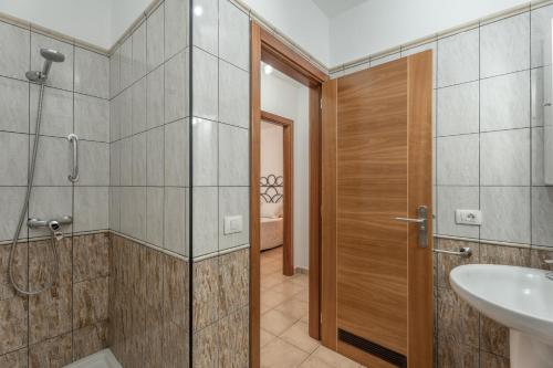 un baño con ducha y lavabo en Casa Volcán y Mar 1 Derecha, en Playa de San Juan