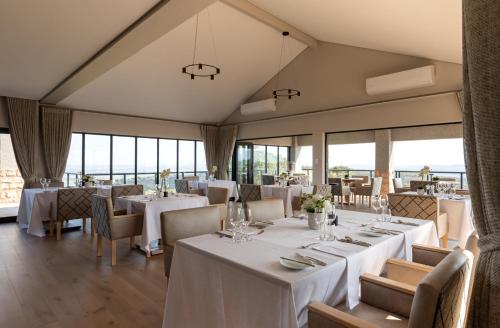 Un restaurante u otro lugar para comer en Intle Boutique Hotel