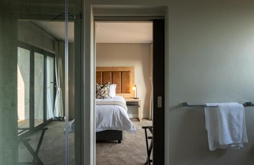 Una cama o camas en una habitación de Intle Boutique Hotel