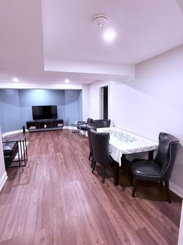 Μια τηλεόραση ή/και κέντρο ψυχαγωγίας στο Spacious basement