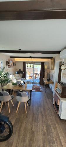 a living room with a couch and a table at Tiny-Hohenberg in Hohenberg an der Eger