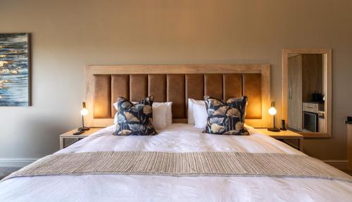 Una cama o camas en una habitación de Intle Boutique Hotel
