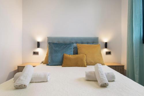 una camera da letto con un letto con due asciugamani sopra di Casa Jazmin a Campano