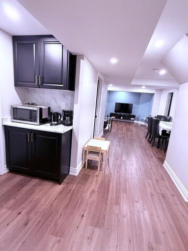 Η κουζίνα ή μικρή κουζίνα στο Spacious basement